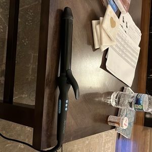 Bio ionic curling wand hardly used! Sells for $120